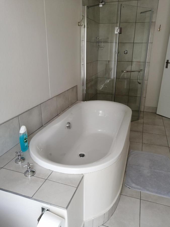 Park Living Guesthouse Bloemfontein Buitenkant foto